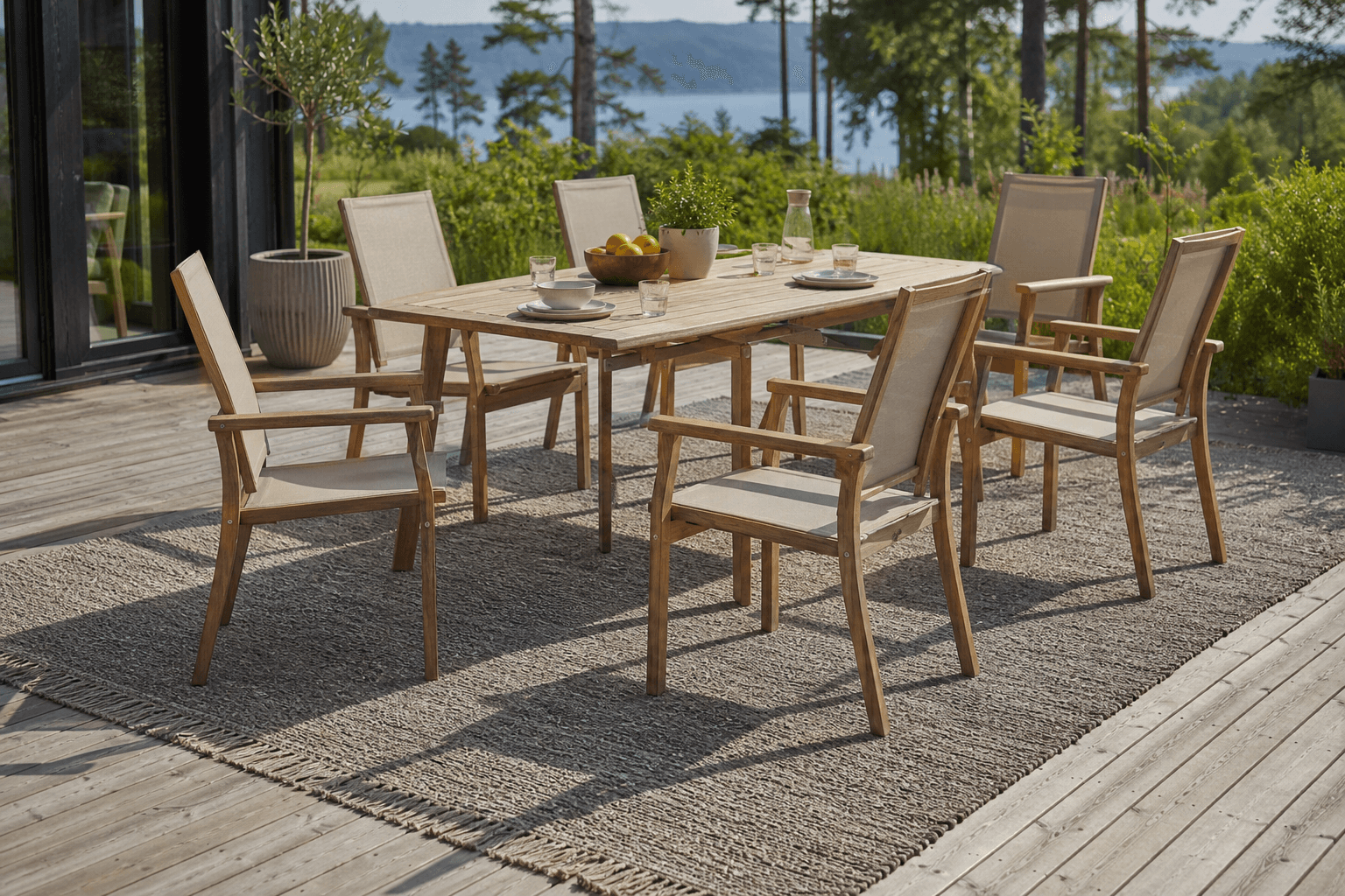 200x300 cm utematta under matplats med sex stolar på rejäl altan