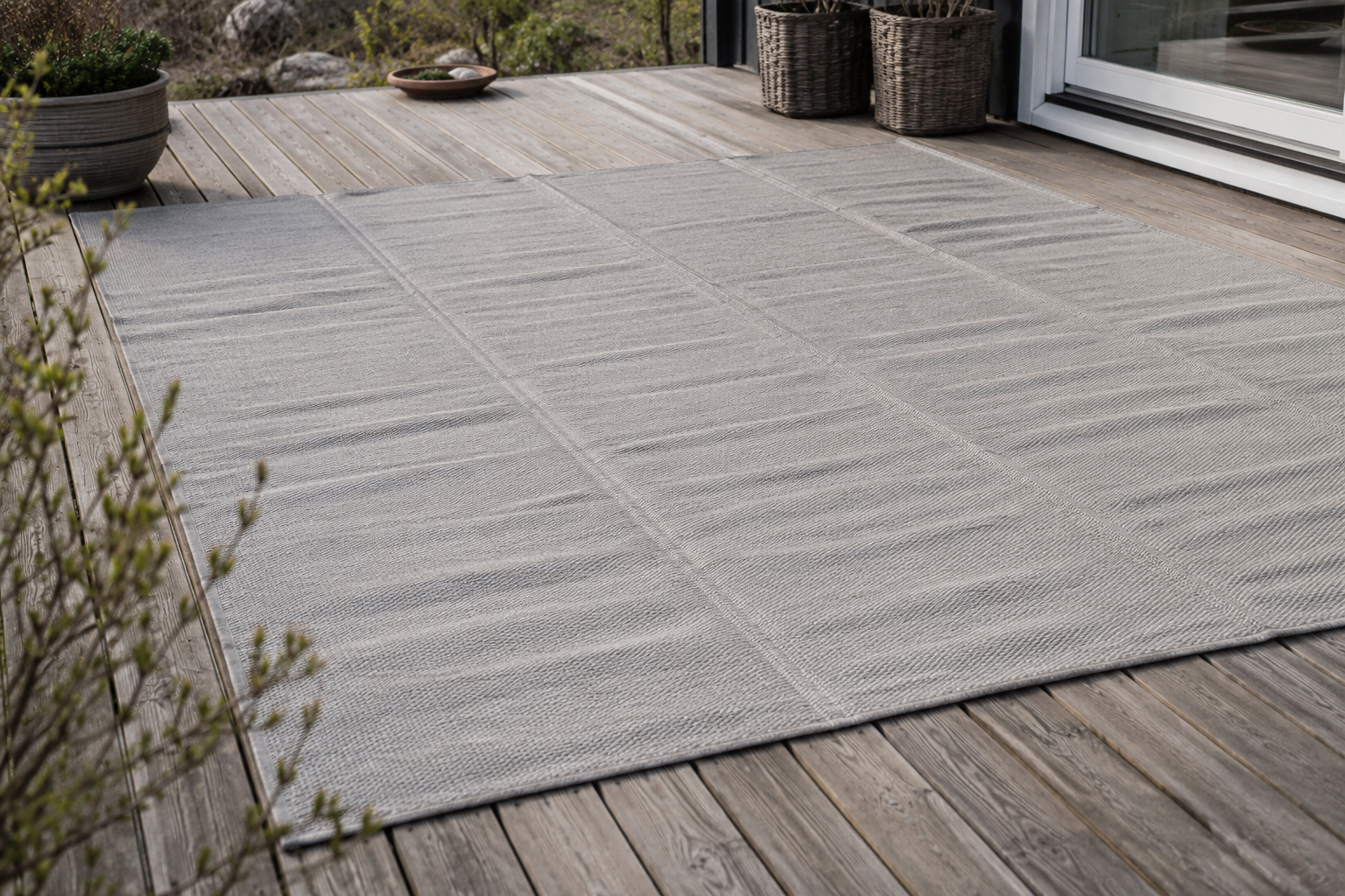 Utrullad utematta med skarpa parallella veck efter vinterförvaring